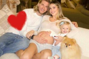 diletta leotta il marito e la figlia sul divano con le mani sulla pancia di lei