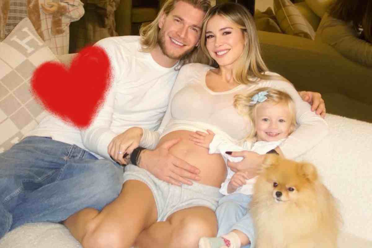 diletta leotta il marito e la figlia sul divano con le mani sulla pancia di lei